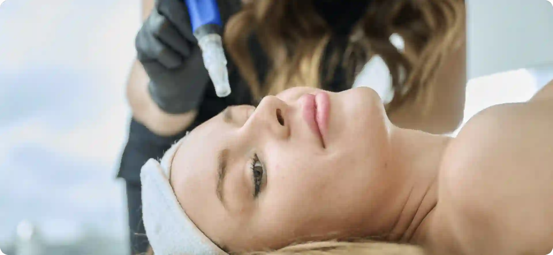 How Do Microneedles Trigger New Collagen and Elastin in Loose Skin Lymington?